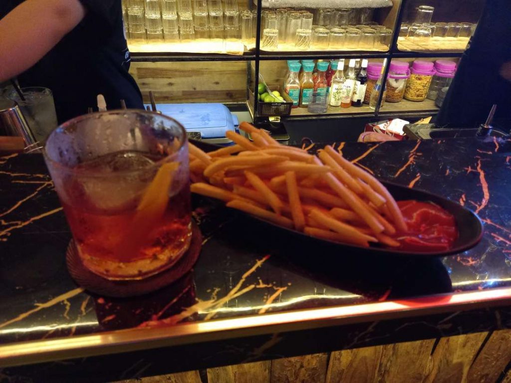 Negroni cùng khoai tây chiên